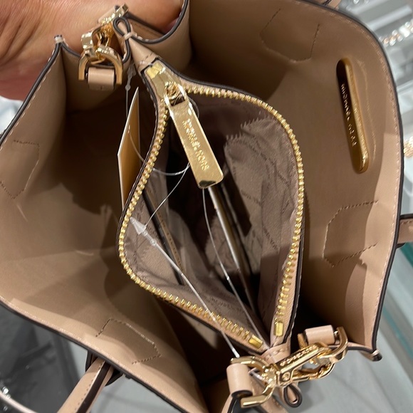 Michael Kors Mercer Medium Leather Messenger Buff Multi - Picture 12 of 16